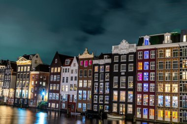 Geceleri Amsterdam 'da. Hollanda 'daki eski su kanalı evleri. Ev Teknesi