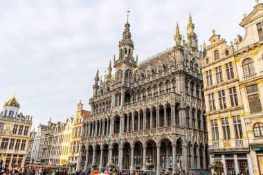 Belçika 'nın Grand Place meydanındaki Brüksel Belediye Binası. Merkez Meydanı 'nda eski evler mimarisi. Şehir manzarası simgesi. Brüksel, Belçika - 28 Ekim 2025.