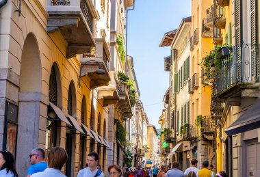 İtalya 'nın Como şehrindeki turizm yüzünden. Ev mimarisi. Birçok turist insan kalabalığı. İtalya, Como - 17 Temmuz 2025