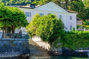 Basamaklar - Tekne sokağı için bir fırlatma. Villa, İtalya 'nın Como gölünde su üzerinde mimari inşa ediyor..