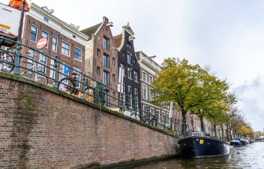 Hollanda sokak mimarisi, Amsterdam City 'nin Canal Houses cephesi. Amsterdam, Hollanda - 28 Ekim 2025