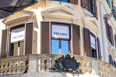 Prada mağazası girişi. Dükkan logosu, sokak duvarı cephesi. İtalya, Roma - 12 Temmuz 2025