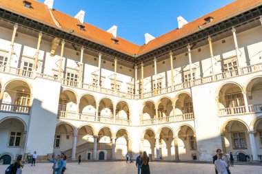 Krakow 'daki Wawel Kraliyet Kalesi' nin içindeki avlunun kemerli balkonları pencere mimarisinin eski duvarı. Krakow, Polonya - 1 Kasım 2025