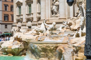 Di Trevi Çeşmesi Roma 'daki su birikintisi İtalya heykel cephesi. Eski mimari. İtalya, Roma - 12 Temmuz 2025.