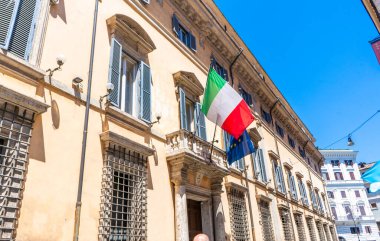 İtalya ve Avrupa Birliği 'nin bayrakları bina cephesinde. İtalya Roma sokak balkonu