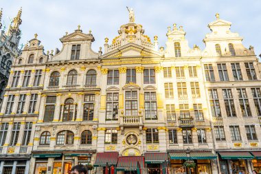 Belçika 'nın Grand Place meydanındaki Brüksel Belediye Binası. Şehir meydanında eski bir mimari evi var. Şehir manzarası simgesi. Brüksel, Belçika - 28 Ekim 2025