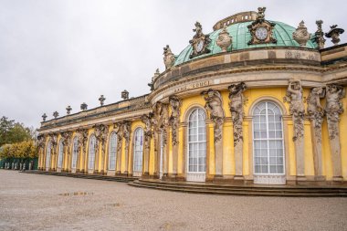 Almanya 'nın Potsdam kentinde Kral II. Frederick' in Sanssouci Sarayı. Rococo tarzında eski bir mimari. Sarı cephe Sans Souci duvar ve pencereleri.