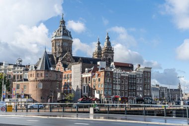 Amsterdam, Hollanda Tren İstasyonu. Eski House Street Mimari binası. Açık hava duvar cephesi şehir manzarası, Amsterdam, Hollanda - 27 Ekim 2025