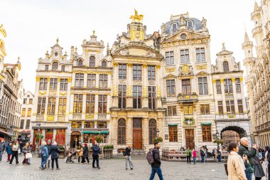 Brüksel Belçika Eski Altın Ev Mimarisi şehir meydanında. Turistler, Brüksel, Belçika - 28 Ekim 2025