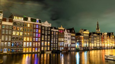 Geceleri Amsterdam 'da. Hollanda 'daki eski su kanalı evleri. Vatandaş manzarası