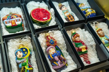 Cam Noel oyuncakları bir kutuda depolanmış. Noel süslü ambalaj. Farklı toplar ayarla