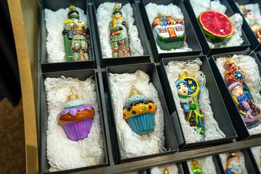 Cam Noel oyuncakları bir kutunun içinde depolanmış. Farklı toplar ayarla.