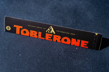 Toblerone marka çikolata ambalajı. İsviçre Mondelez çikolatası siyah arka plan. Ukrayna, Kyiv - 4 Kasım 2024