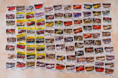 Sakızdan bulaşmış. Turbo bombardıman uçağı. Eski arabaların fotoğrafları. Şekerleme ambalajı koleksiyonu. Arka planı ayarla. Ukrayna, Kyiv - 14 Mayıs 2025