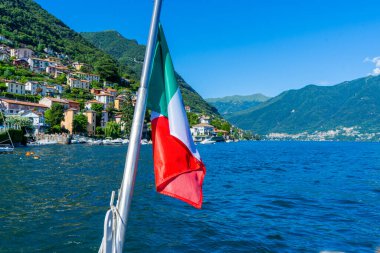 İtalya Ulusal Bayrağı Como Gölü üzerinde. Mavi su yolculuğu