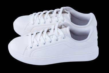 Siyah arkaplanda izole edilmiş bir çift beyaz spor ayakkabı..