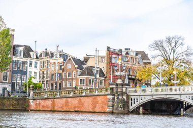 Hollanda 'da Amsterdam City' deki Kanal Su Köprüsü mimarisi. Amsterdam, Hollanda - 28 Ekim 2025