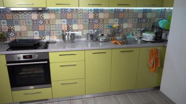 Kadın evde yemek pişiriyor. Arka plan