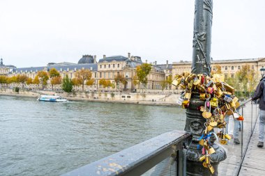 Seine River Bribde, Paris, Fransa 'dan Aşk Kilitleri - 29 Ekim 2025