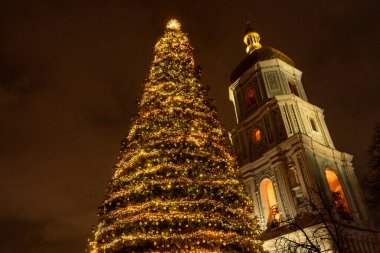 Kyiv Ukrayna, St. Sophia Katedrali yakınlarındaki ana Noel ağacı, 11. yüzyıl. Gece gökyüzünde Noel altın ışıkları. Çan kulesi.