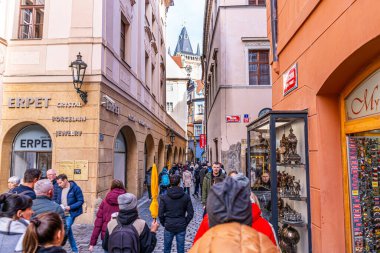 Prag 'daki turizm yüzünden dar sokak evi turizm merkezi. Eski kasaba mimarisi. Prag, Çek Cumhuriyeti - 31 Ekim 2026