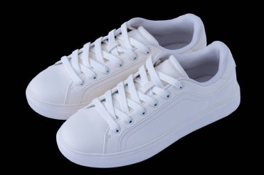 Siyah arka planda izole edilmiş bir çift beyaz spor ayakkabı. Yeni ayakkabılar..