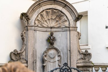 Brüksel, Belçika - 28 Ekim 2025: İşeyen çocuk Manneken Pi heykeli.