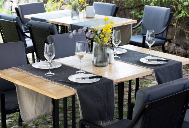 Dışarıdaki restoranda bir buket çiçekle servis edildi.