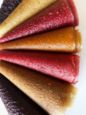 Farklı meyvelerden sağlıklı vejetaryen atıştırmalıkları.