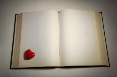 bir açık kitap ve kırmızı kalp