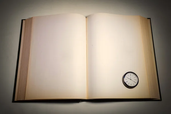 Een open boek en klok — Stockfoto