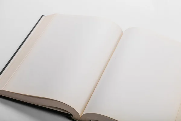 Leere weiße Seiten in einem offenen Buch — Stockfoto