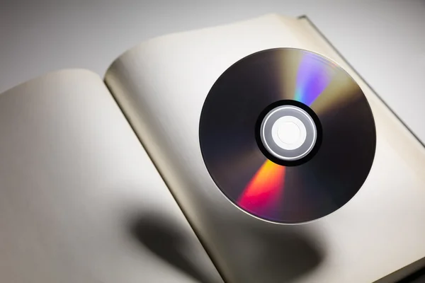 Libro y disco DVD — Foto de Stock