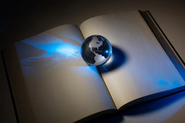 Globo e libro aperto — Foto Stock