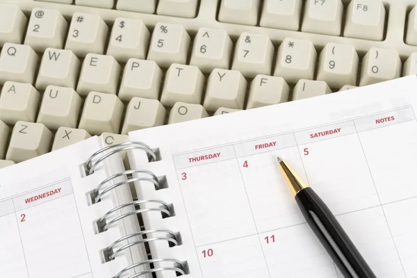 Calendario y teclado del ordenador — Foto de Stock