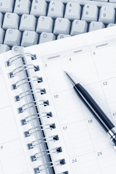 Kalender und Computertastatur — Stockfoto