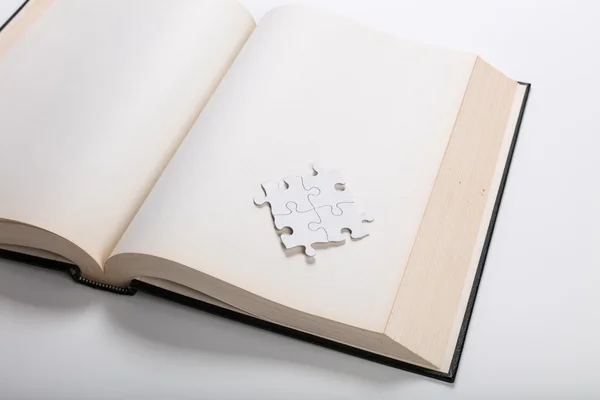 Libro aperto e puzzle — Foto Stock