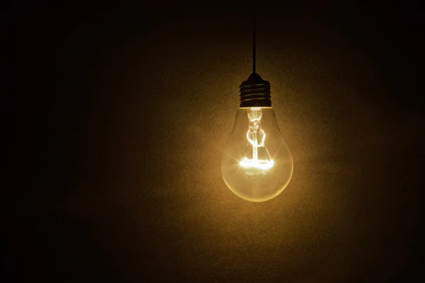 暗い背景の電球 — ストック写真