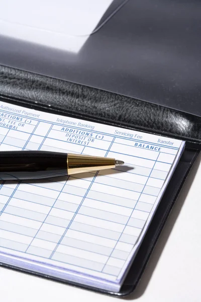 Checkbook and pen — Stock Photo, Image