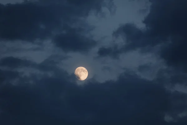 어두운 구름과 함께 보름달 — 스톡 사진