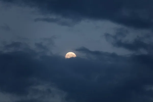 Lua cheia com nuvem escura — Fotografia de Stock