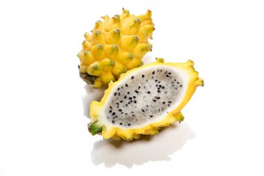 Beyaz arkaplanlı sarı Kirin meyvesi Pitahaya