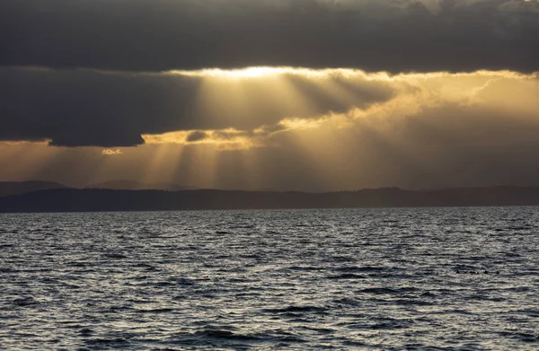 Paesaggio Oceanico Luce Del Sole Serale Nel Cielo Scuro Alla Foto Stock