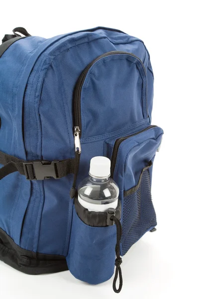 Blauer Rucksack und Wasser — Stockfoto