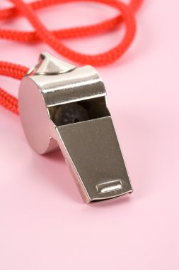 pembe bir arka plan ile ıslık