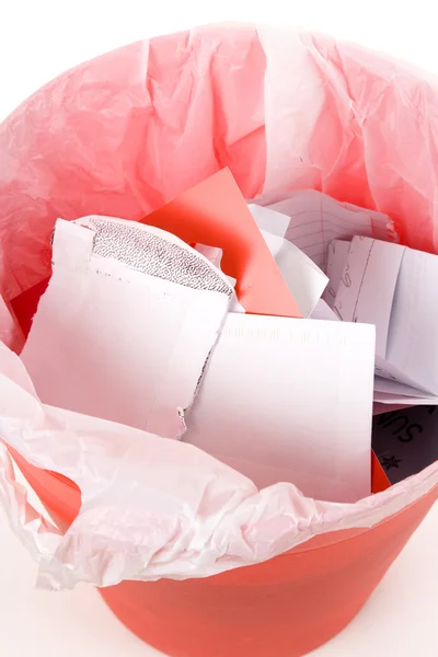 Cubo de basura rojo — Foto de Stock