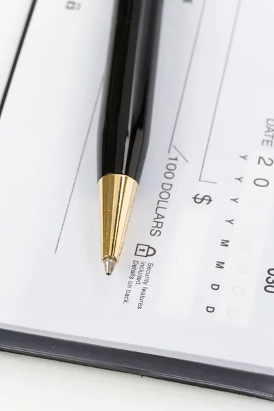 Livro de cheques e caneta — Fotografia de Stock