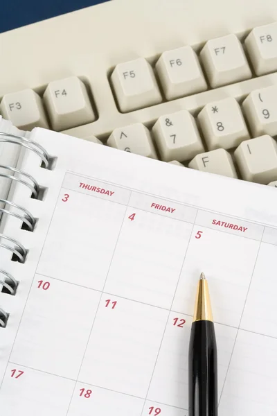 Calendário e teclado do computador — Fotografia de Stock