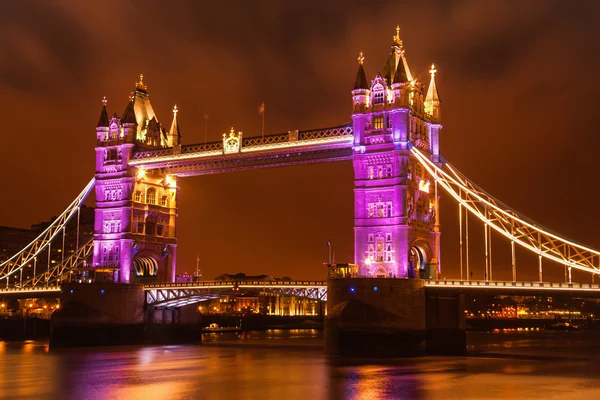 Puente de la torre en Londres por la noche . — Foto de Stock