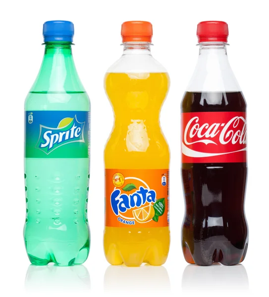 Garrafas de Coca-Cola, Fanta e Sprite no fundo branco . — Fotografia de Stock